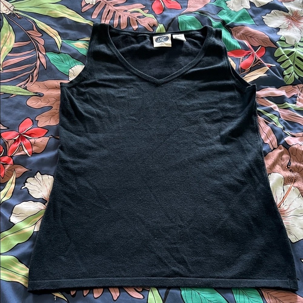 DG2 V neck lightweight sleeveless sweater
